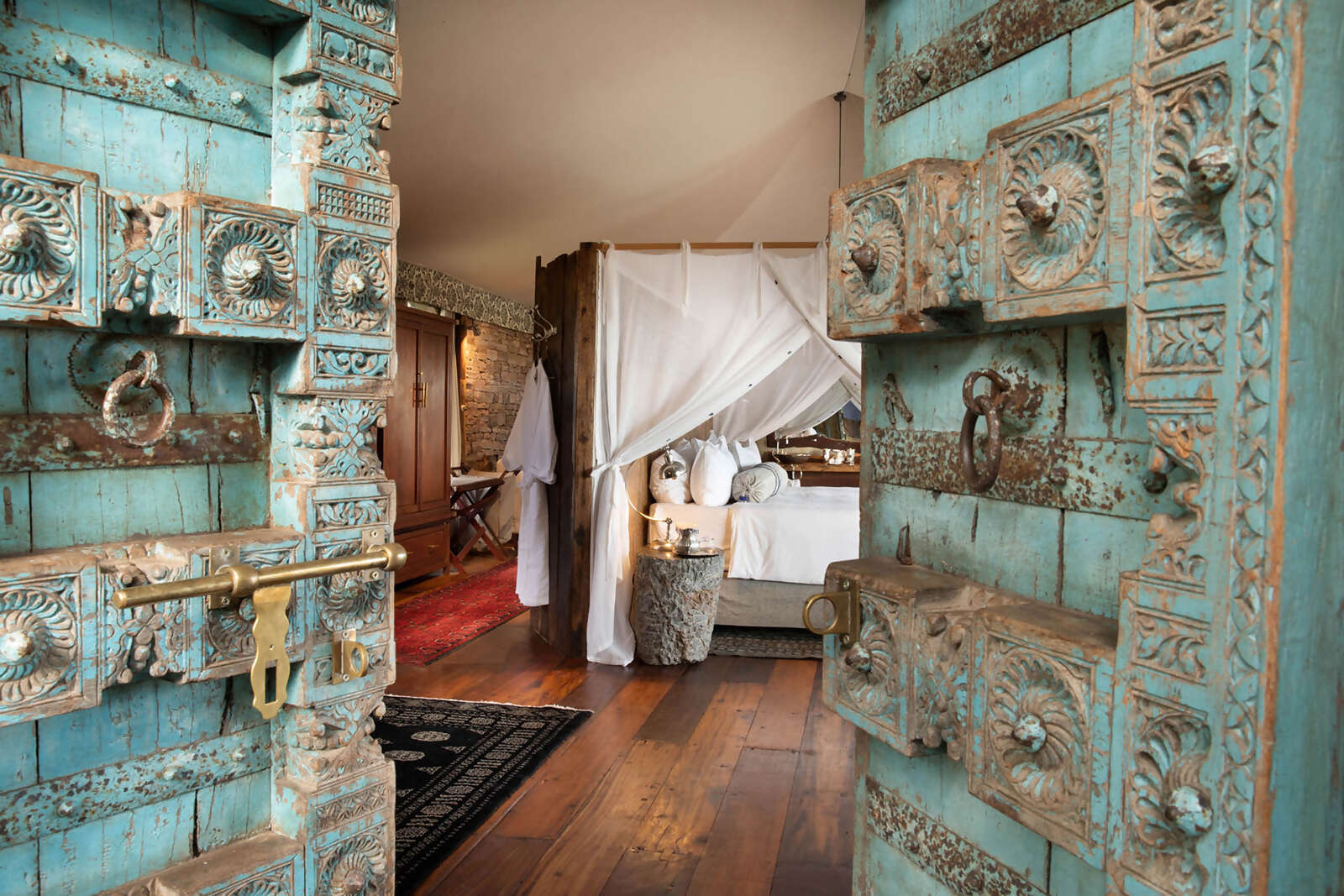 06Great-Plains-Zanji-Suite-at-Tembo-Plains-bedroom-entrance.jpg