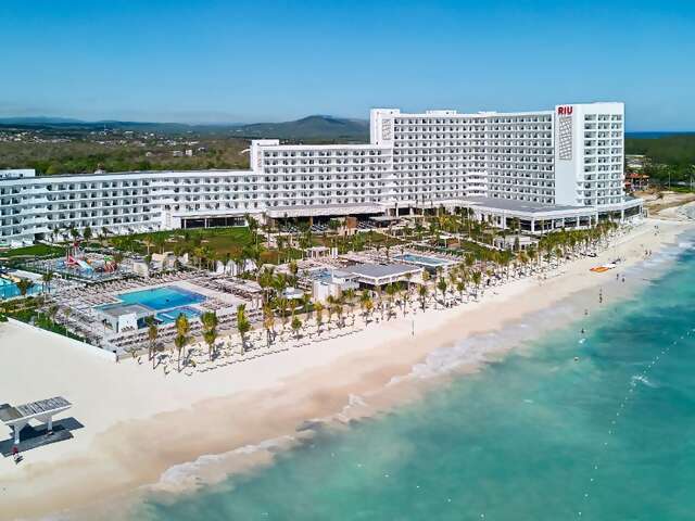 Pleasant Holidays: Up to $762 in Resort Credits at Riu Palace Aquarelle