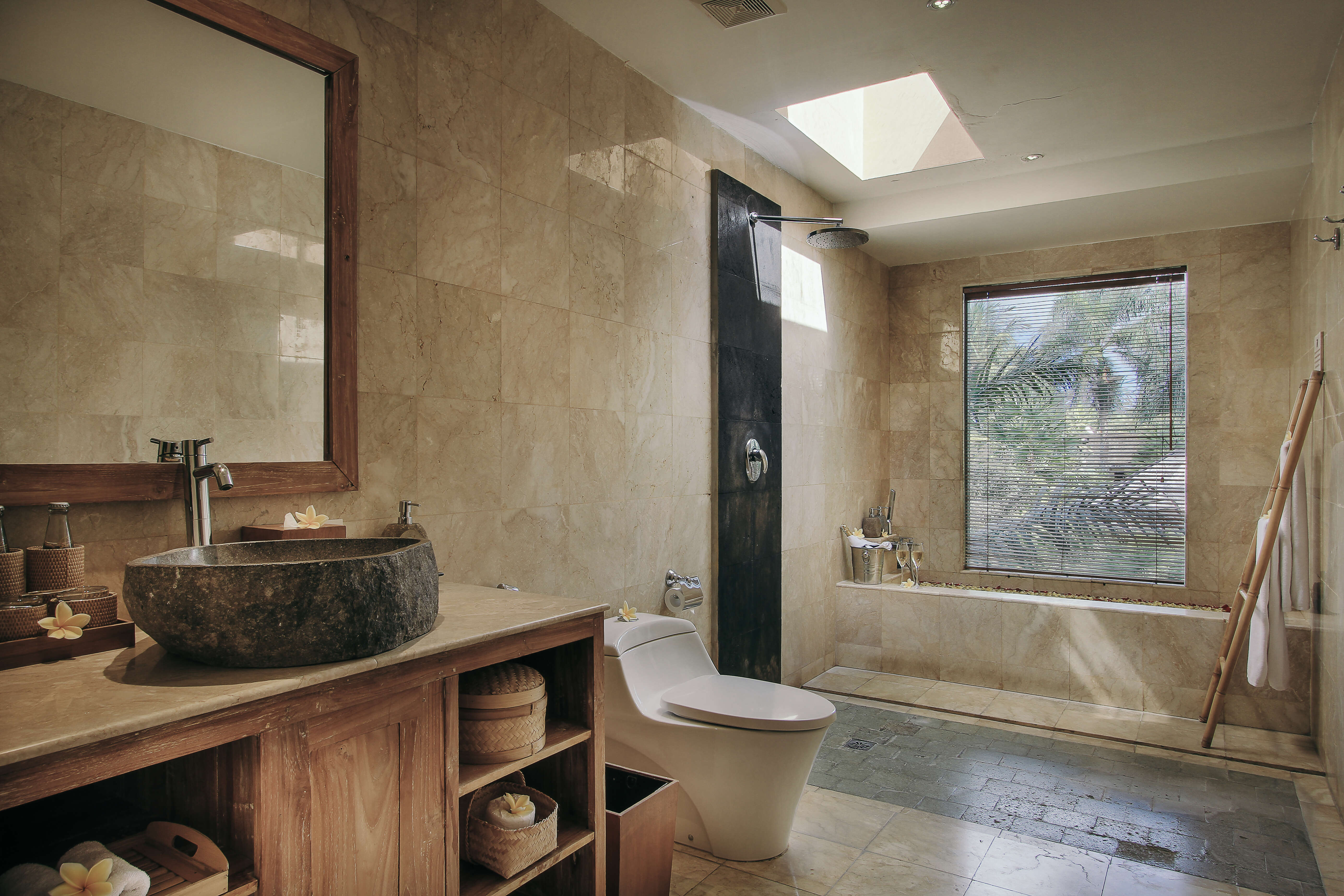 Deluxe Bathroom.jpg Deluxe Bathroom.jpg