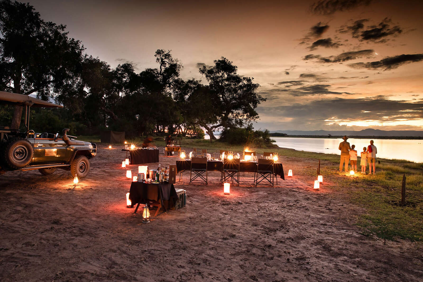 12Great-Plains-Zanji-Suite-at-Tembo-Plains-sundowners-on-Zambezi-River.jpg