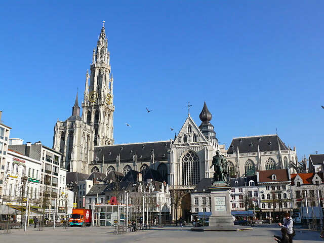 640px-Antwerpen_kathedraal02.jpg