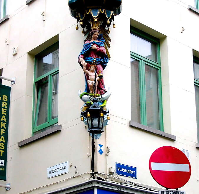 Marian statues Antwerp streetcorner.jpg