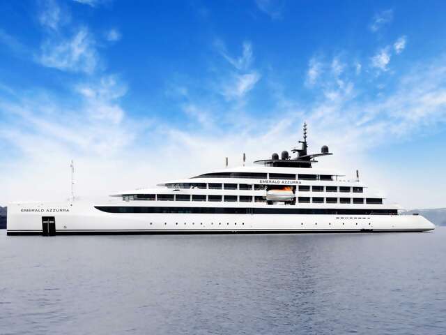 Yachts vs. Larger Ships: Why Choose a Small Yacht for Your Next Adventure?