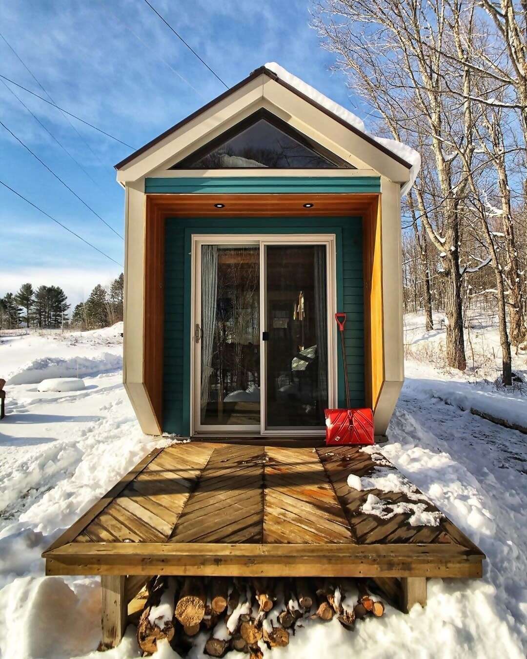 Superhost Michael’s tiny cabin packs everything you need into one bright little package