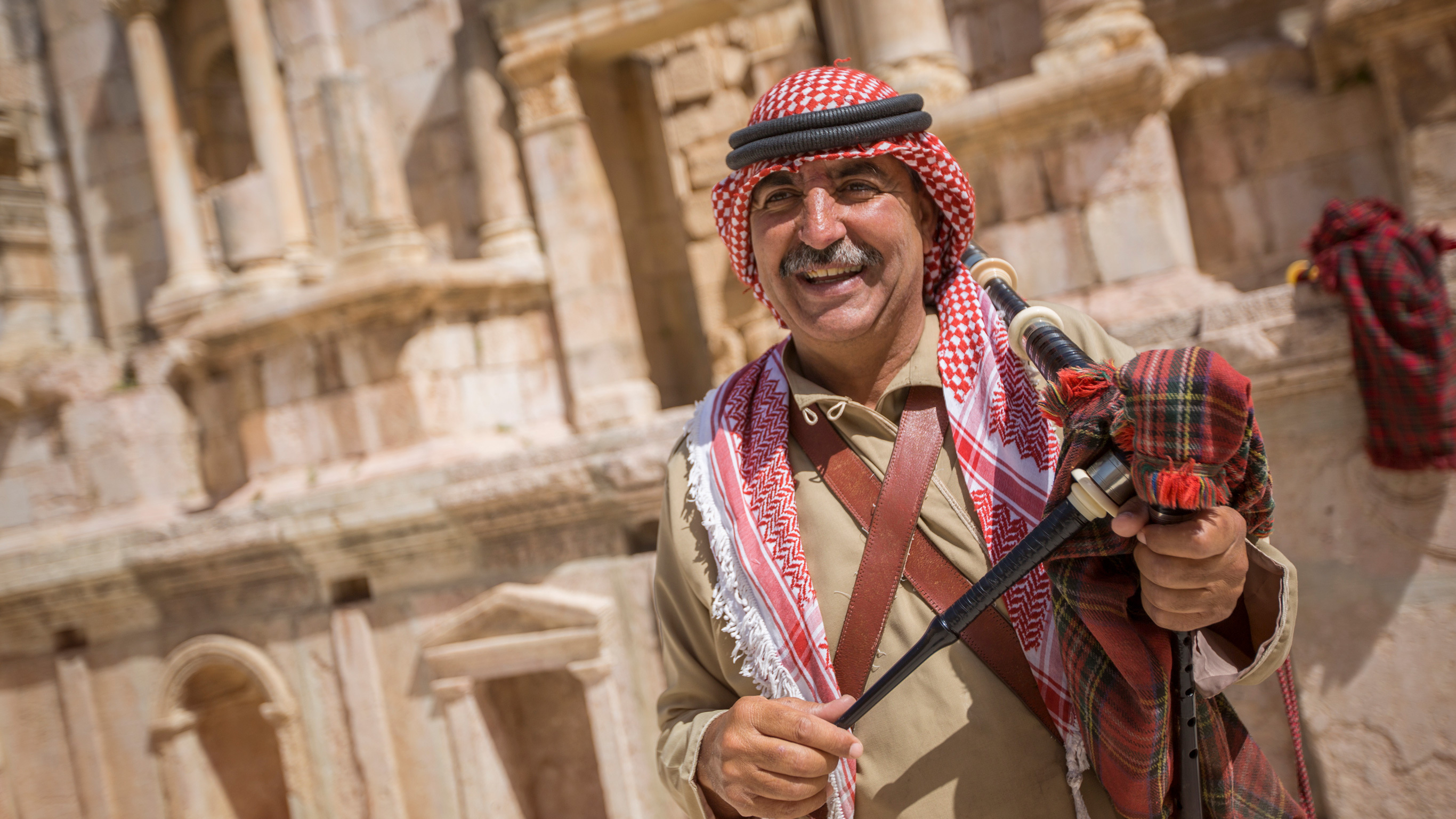 Египтяне современные. Современные арабы. Египтянин улыбается. Арабы в египте. Египет население арабы.