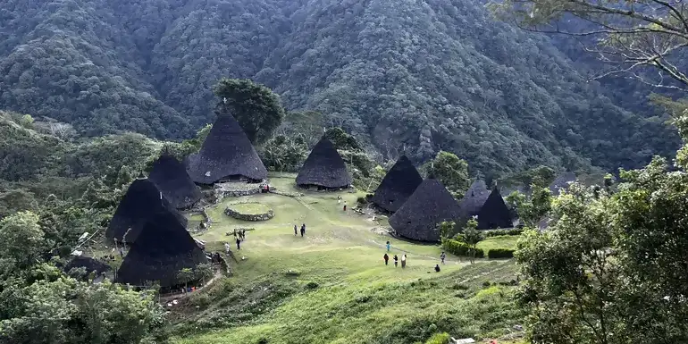 Flores Frontier: Jungles, Villages & Komodo Quests