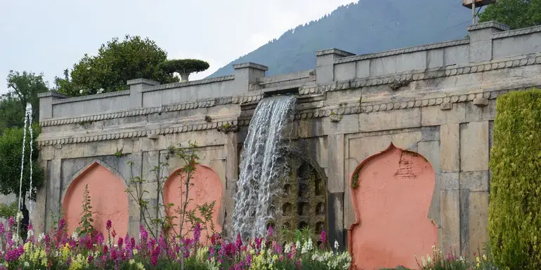 Kashmir to Ladakh: Houseboats & Himalayan Roads